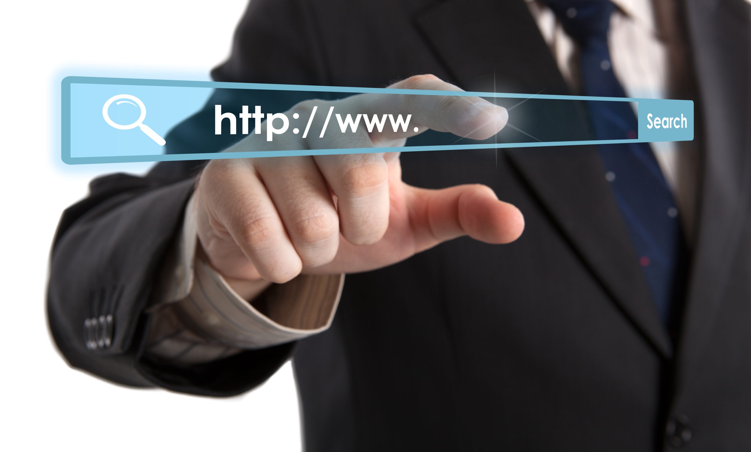 Čovjek pretražuje internet. Cijena izrade web stranice